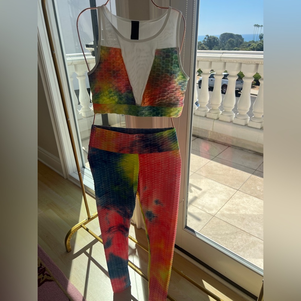 Colorful scrunch butt leggings set in size large